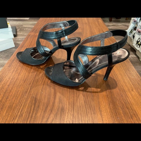 Tahari Pumps - Picture 4 of 5